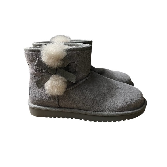 Koolaburra Shoes - KOOLABURRA BY UGG Short Boots w/ Pompoms and Bows in Gray Mist Size 7